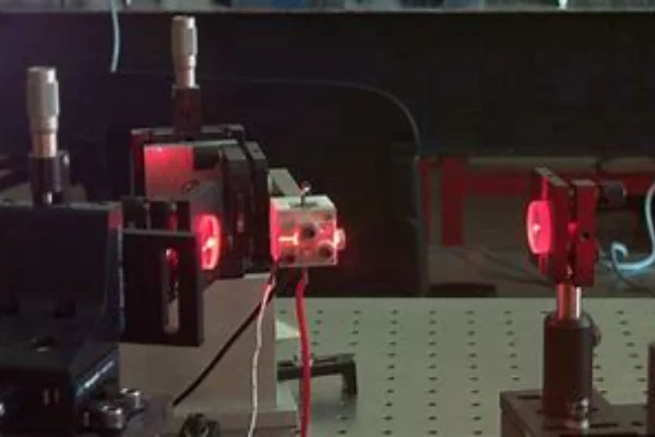 Wide tunable solid-state laser